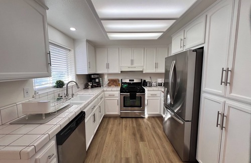 Hesperia House | -NEW-> Stay and the Golden Pedal Estate: Serene Getaway