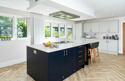 St Leonards House | NEW! Stunning & Modern 5 bedroom home with Parking & Garden - Excellent Location!