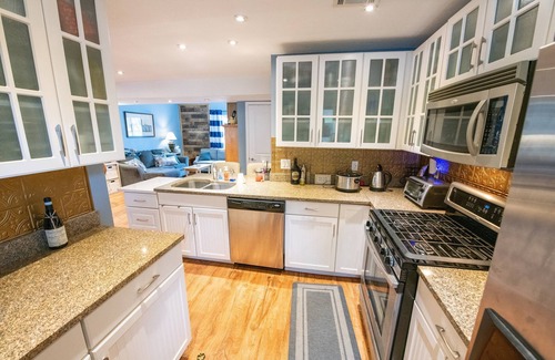 Notre Dame Condo | NEW! Stylish Notre Dame Condo | Sleeps 6