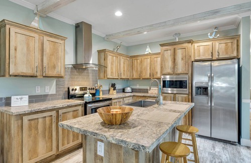 Bridgeport Heights House | ~NEW~ The Breezy Oak Bungalow ~ Rainbow Spring