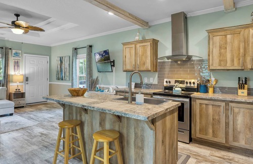 Bridgeport Heights House | ~NEW~ The Breezy Oak Bungalow ~ Rainbow Spring