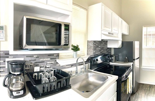 Western Division House | ★ NEW Tiny-Home in Central Laredo!