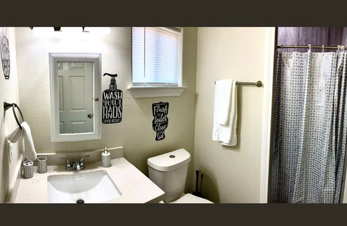 Western Division House | ★ NEW Tiny-Home in Central Laredo!