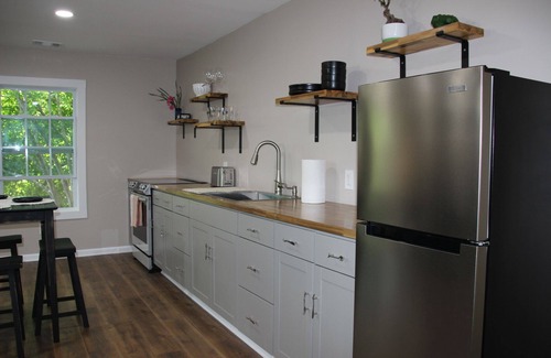 Athens House | NEW Two Bedroom Suite Nestled in Stunning Backyard Garden