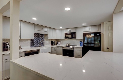 Shipyard Plantation Condo | New Updated Luxury 2 BR Beachwalk Condo Bikes & Beach Gear included