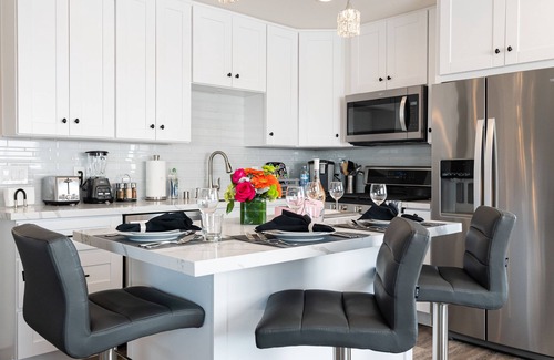 Middletown Villa | NEW WATER VIEW FAMILY Villa AC Deck HOT TUB GRILL FIRE PIT onsite free parking!