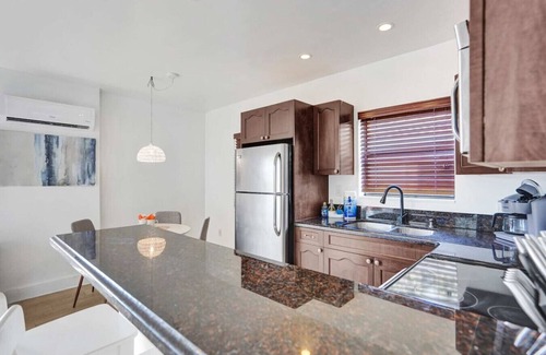 Hollywood Apartment | New! Waves on Walnut # 1