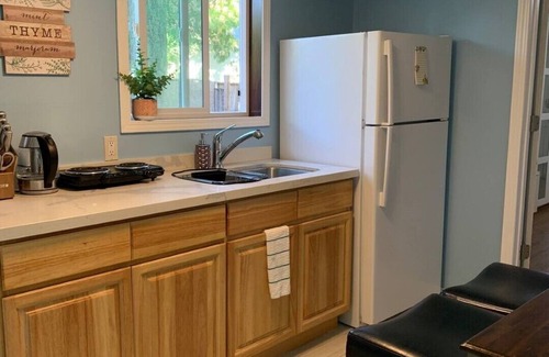 Ukiah Cottage | * New! Well Appointed 2 Queen Beds Cottage + Yard