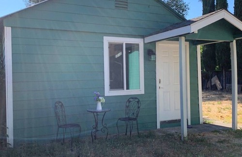 Ukiah Cottage | * New! Well Appointed 2 Queen Beds Cottage + Yard
