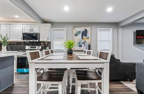 Gages Lake House | New year fun-Near Lake Navy Hot Tub King Bed