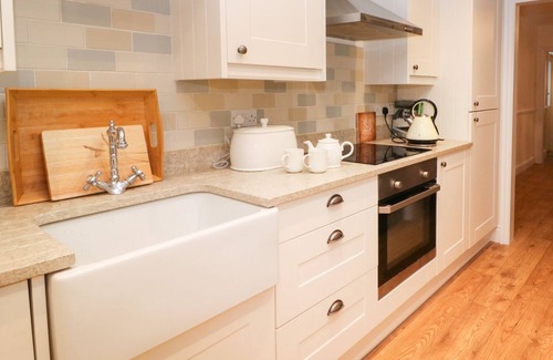 Whitstable Cottage | NEWDEN COTTAGE, pet friendly, character holiday cottage in Whitstable