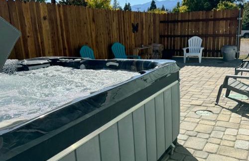 Weed House | Newer Cozy Guest Cottage with Saltwater Spa!