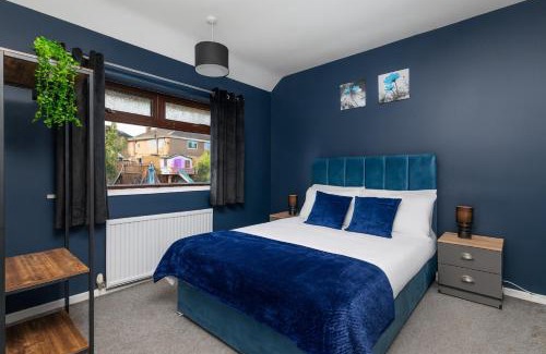 Middleton House | Newhall by Alt-Stay Leeds 3 Bed Home Contractor and Relocation Accommodation with Fully Equipped Kitchen, Laundry, Parking, Garden, Smart TV and Wi Fi - Long Stay Ready with Weekly and Monthly Rates