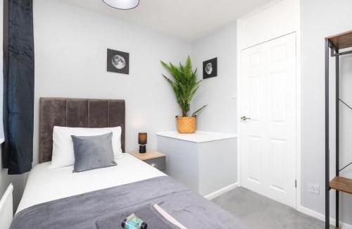 Middleton House | Newhall by Alt-Stay Leeds 3 Bed Home Contractor and Relocation Accommodation with Fully Equipped Kitchen, Laundry, Parking, Garden, Smart TV and Wi Fi - Long Stay Ready with Weekly and Monthly Rates