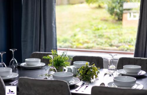 Middleton House | Newhall by Alt-Stay Leeds 3 Bed Home Contractor and Relocation Accommodation with Fully Equipped Kitchen, Laundry, Parking, Garden, Smart TV and Wi Fi - Long Stay Ready with Weekly and Monthly Rates