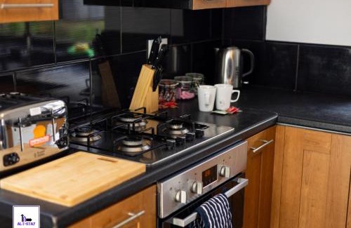 Middleton House | Newhall by Alt-Stay Leeds 3 Bed Home Contractor and Relocation Accommodation with Fully Equipped Kitchen, Laundry, Parking, Garden, Smart TV and Wi Fi - Long Stay Ready with Weekly and Monthly Rates