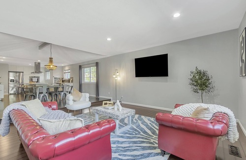 Northside House | NewLuxHome!PoolTable!HotTub!Heart of Downtown SJ