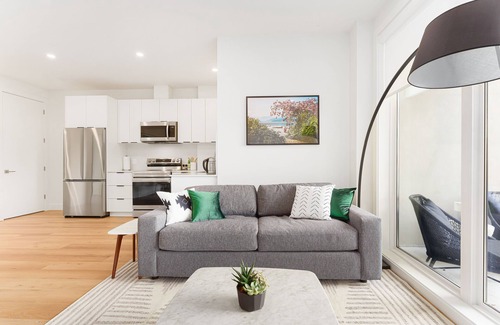 Lower Lonsdale House | NEWLY Built Cozy and Modern Guest Suite Retreat