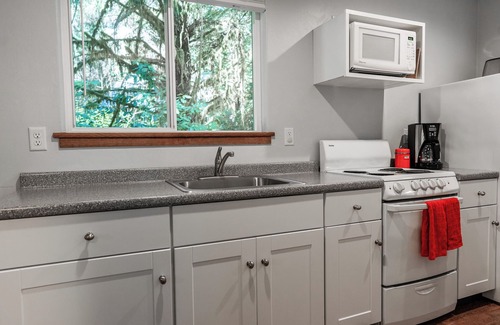 Crescent City Cabin | Newly built deluxe cabins, in a private redwood setting near the Smith River