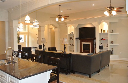 Little Woods House | NEWLY Built/Gated/Luxurious N Upscale/Spacious 3,000 Sqft/Kingsizes/2 Living Rm.