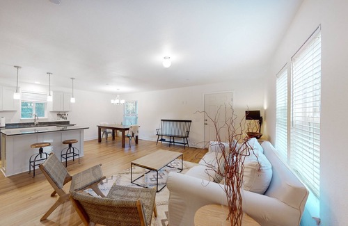 Freestone House | Newly built home on 9 acres with deck & aviary - close to town & great wineries