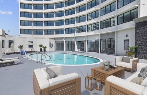 Greenway Plaza-Upper Kirby Apartment | NEWLY BUILT Luxury Studio & Amenities @ Levy Park