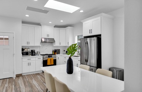 Garden Grove House | Newly Built, The Modern Disneyland Escape w/EV Charging, Near Convention Center