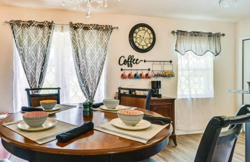 Inverness House | Newly built well kept peacefulneighborhood king size bed 2 car garage fireplace