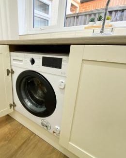 Worksop Apartment | Newly Refurbished 2-Bed with Patio, Netflix & Wi-Fi