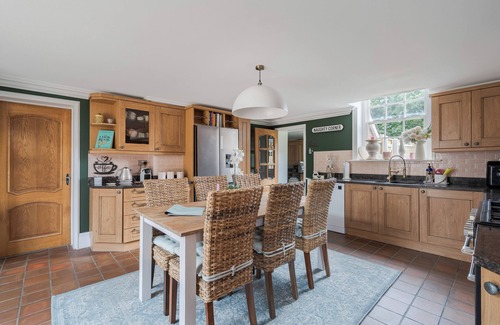 Longham House | NEWLY REFURBISHED Coach house, private garden, Hot Tub, Games rm, Lake, sleeps 8