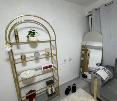 St. George's Apartment | Newly Refurbished - Stylish - Modern - And Cosy Flat - King Size Bed with Built In Speakers - Bedside Lamp - And USB Ports - Sofa Bed - In Islington North London