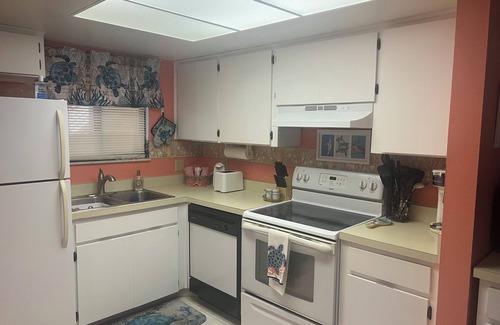 Hudson Condo | Newly remodeled 1 bed, 1 bath on Gulf. Great view, pool and pickleball daily!