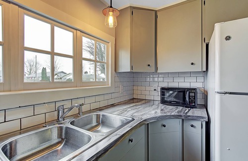 Lakeview House | Newly remodeled 3 bedroom, 1 bath Lake getaway home.