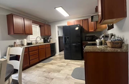 Madisonville House | Newly Remodeled 3-BR house close City of Madisonville & Marh Park Abortorium.