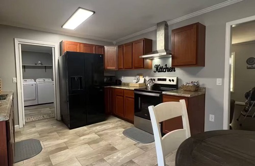 Madisonville House | Newly Remodeled 3-BR house close City of Madisonville & Marh Park Abortorium.