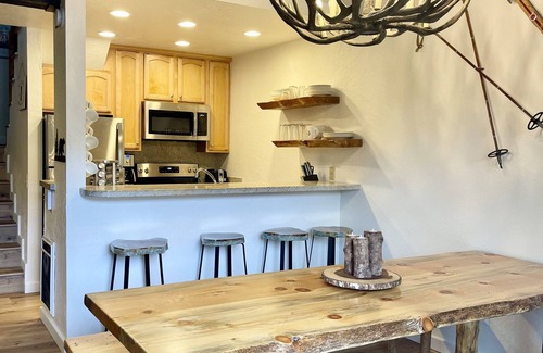 Mammoth Lakes House | NEWLY REMODELED - 3 bed/3bath Sleeps 10 Chamonix - Walk to Canyon Lodge