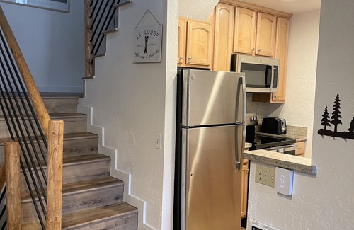 Mammoth Lakes House | NEWLY REMODELED - 3 bed/3bath Sleeps 10 Chamonix - Walk to Canyon Lodge