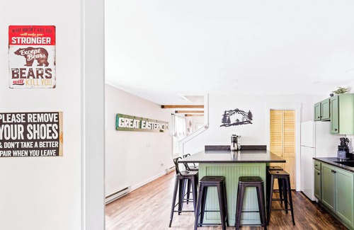 West Bridgewater House | Newly Renovated Cottage, Hot Tub, Fire place, 5min to Killington Ski Gondola