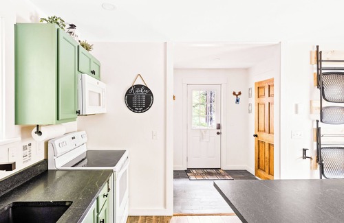 West Bridgewater House | Newly Renovated Cottage, Hot Tub, Fire place, 5min to Killington Ski Gondola