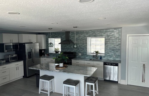 Island Estate Cottage | Newly Renovated 2 bedroom2Bathroom Water view Unit a Walk from Clearwater Beach!