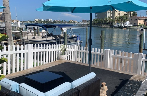Island Estate Cottage | Newly Renovated 2 bedroom2Bathroom Water view Unit a Walk from Clearwater Beach!