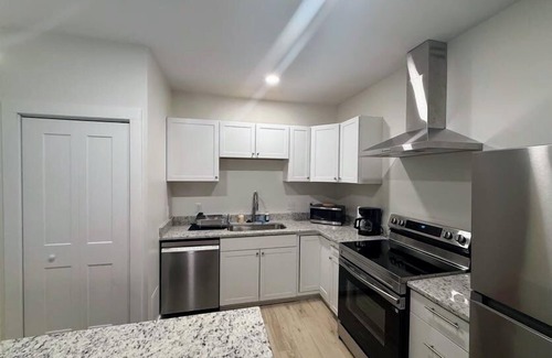 Durham Apartment | Newly Renovated 2 Bedroom - A Seasoned Superhost