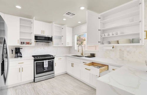 Sunrise Manor House | Newly Renovated 5BR Escape – Near Strip & Airport!