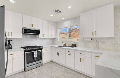 Sunrise Manor House | Newly Renovated 5BR Escape – Near Strip & Airport!