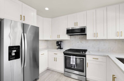 Sunrise Manor House | Newly Renovated 5BR Escape – Near Strip & Airport!