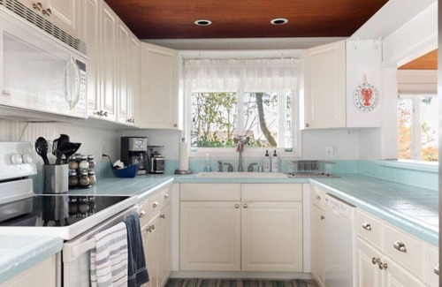 Freeland House | NEWLY Renovated Anchor House | Rooftop Patio | Pet Friendly | 3min Walk to Beach