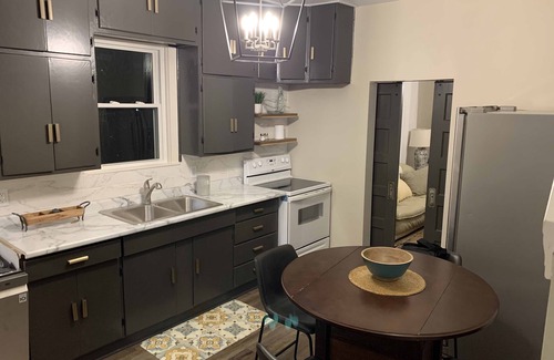 Urbana House | Newly Renovated and Ideally Located Near Campus and Downtown. High speed Wifi