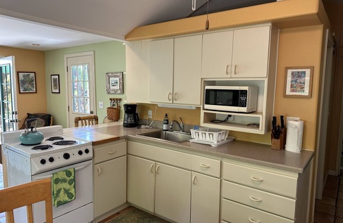 Lanikai Cottage | Newly Renovated Lanikai, steps to Ocean A/C, kayak, Detached Private cottage