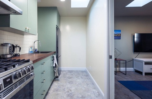 North Berkeley Cottage | Newly renovated modern guest house in lovely neighborhood!