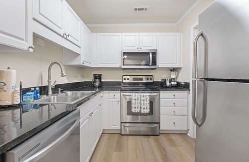 Vaught Condo | Newly Renovated Sunny Condo w/Pool, Gym & Free Parking